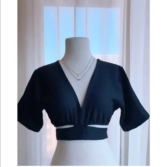 Self-tie V-neck Cropped Top - Picture 6 of 9